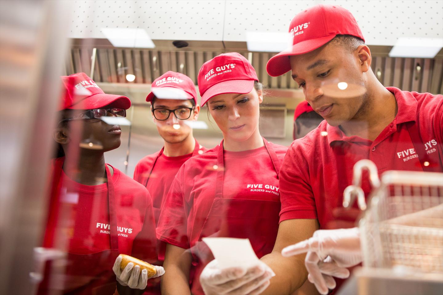 Five Guys recrute : Soyez une partie de notre équipe savoureuse!