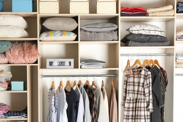 10 astuces essentielles pour une organisation de placard efficace